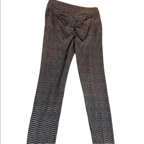 Gray & Black Stripe Print Brazilian Style Scrunch Bottom Lifting Leggings, XL - Picture 3 of 11